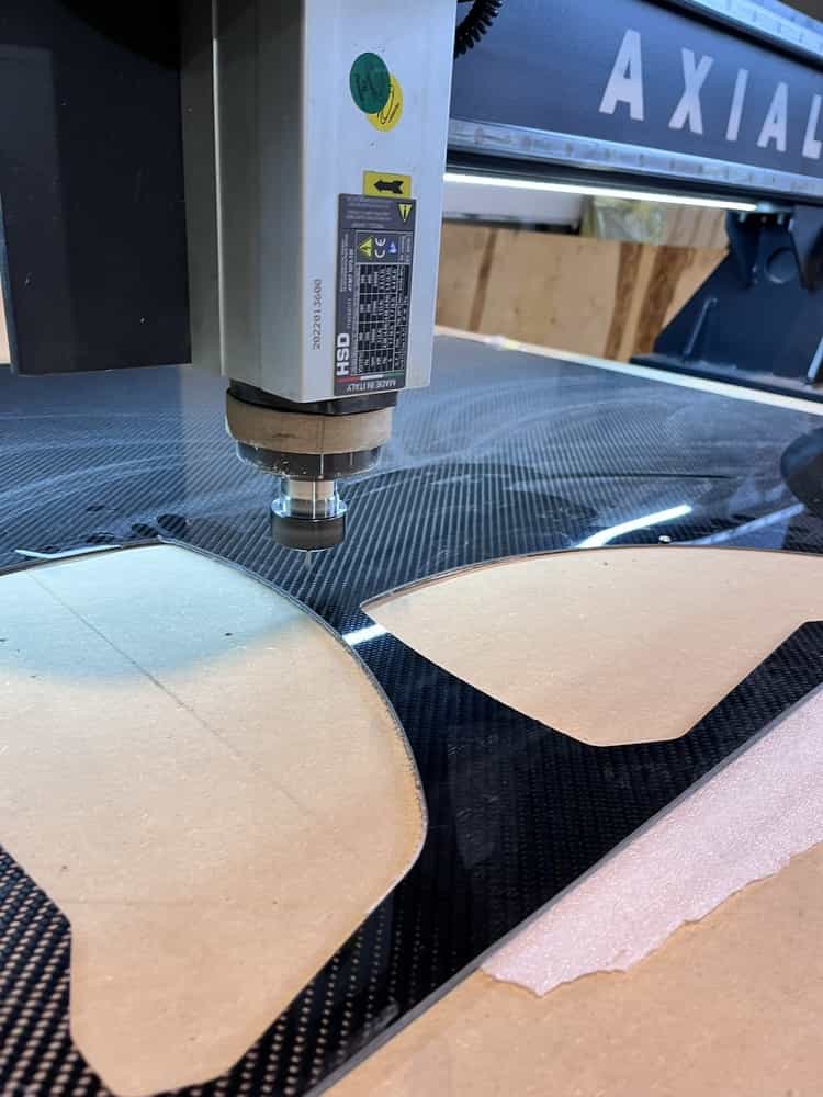 Fresatura materiali speciali con i pantografi Axial CNC su fibra di carbonio